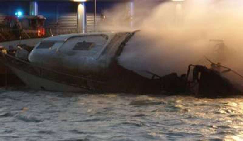Loano, in fiamme uno yacht: 3 morti. Una donna si salva lanciandosi in acqua