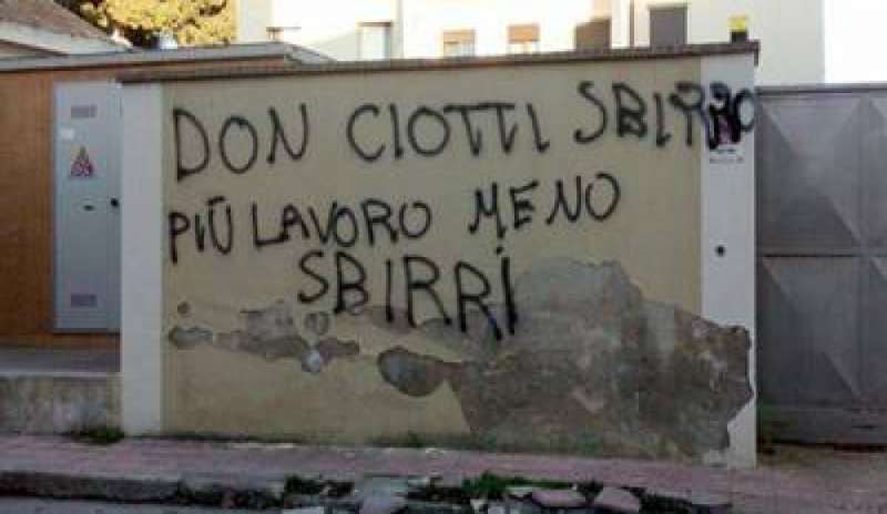Giornata per le vittime di mafia, scritte contro don Ciotti sul palazzo della Curia di Locri