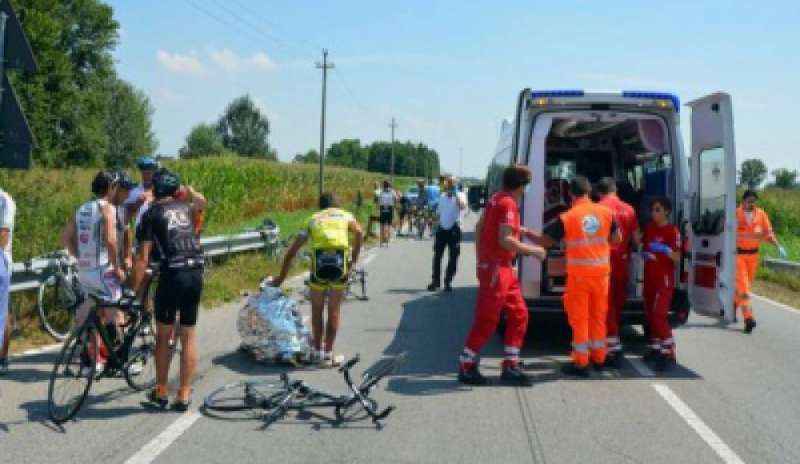Tragedia a Braccagni: auto investe un gruppo di ciclisti, 4 morti