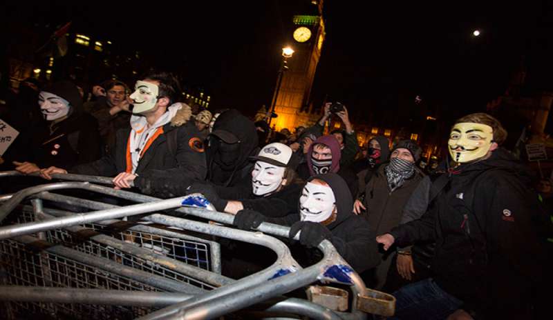 Londra, attivisti di Anonymous gridano “rivoluzione”