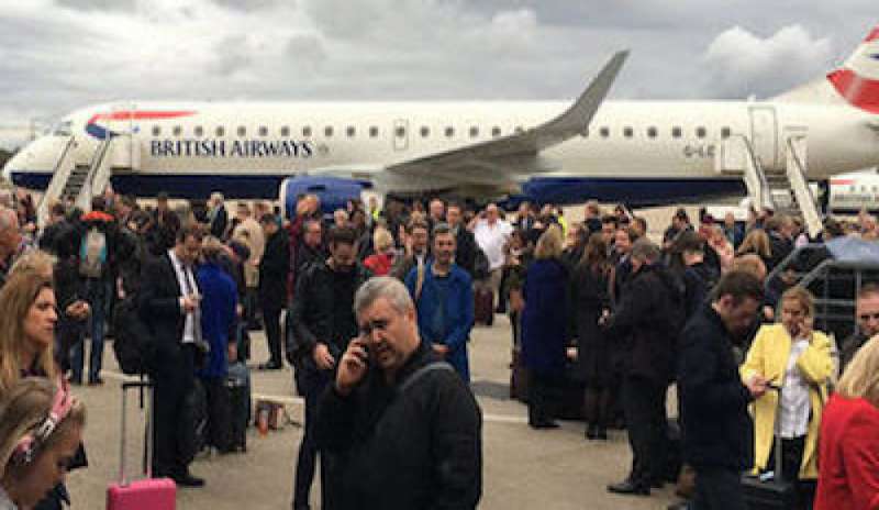 Londra, evacuato il City Airport per “incidente chimico”: 26 intossicati