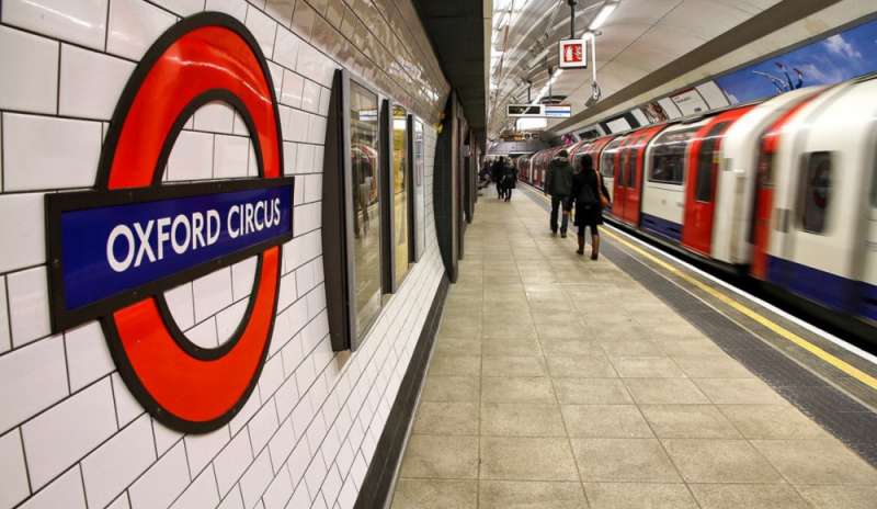 Londra, sospetto attacco con gas nella metro