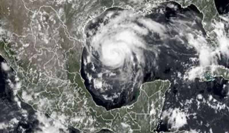 L’uragano Harvey minaccia il Texas: evacuate città e piattaforme petrolifere