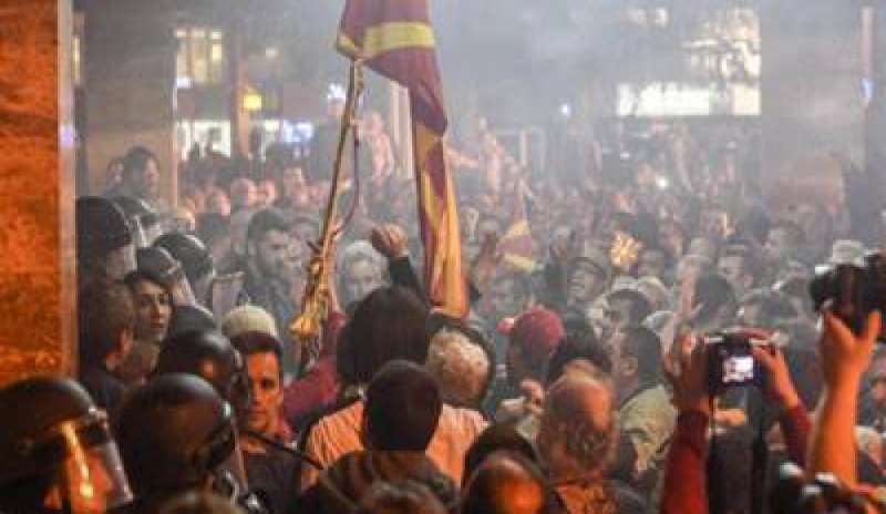 Macedonia, blitz dei conservatori in parlamento: oltre cento feriti
