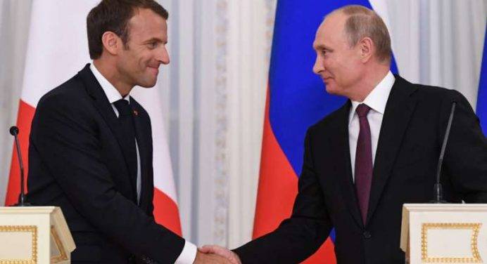 Macron: “Dobbiamo investire di più in Russia”