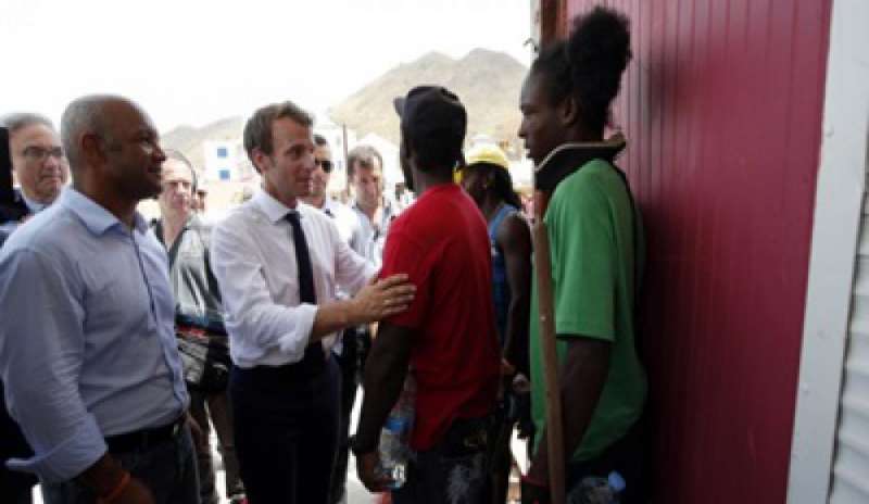 Macron visita le Antille francesi devastate da Irma: “L’avvenire è già qui”