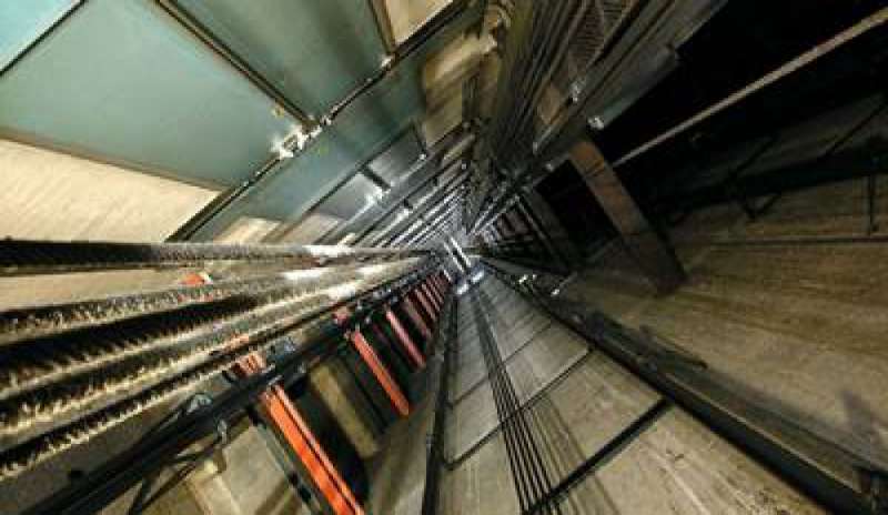 Madrid, cade la parete di un ascensore: morti due 17enni