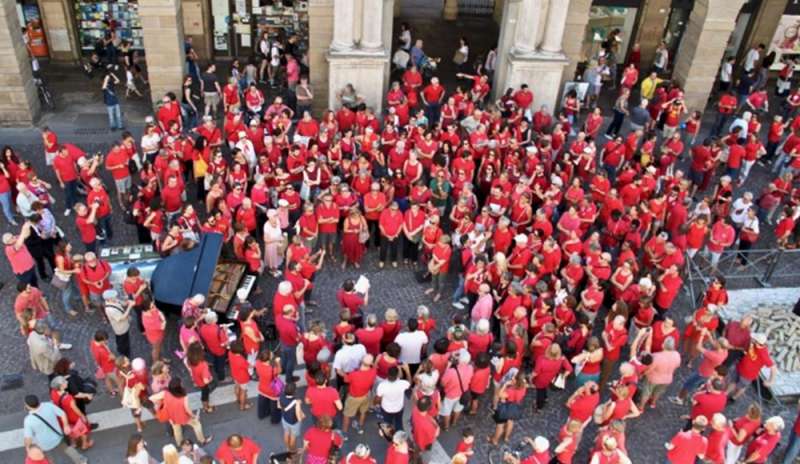 Magliette rosse per fermare “l'emorragia di umanità”
