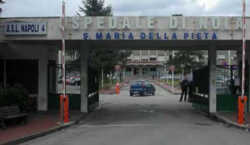 Malati lasciati in terra: sospesi due dirigenti dell’ospedale di Nola