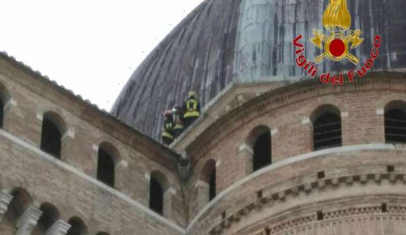 Maltempo: morti due clochard. Vento danneggia la cupola della Basilica di Loreto