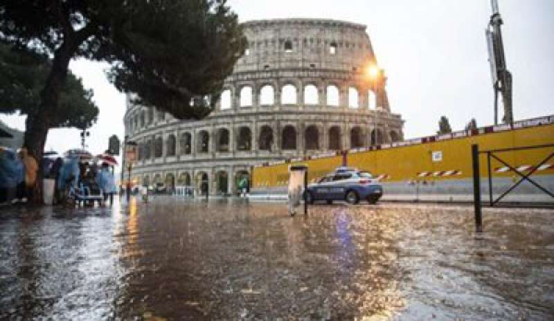 Maltempo, Roma di nuovo sott'acqua. Raggi: "Evento ...