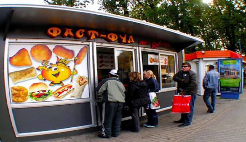 “MANGIAMO A CASA”, IN RUSSIA NASCE IL PROGETTO DEI FAST FOOD PATRIOTTICI