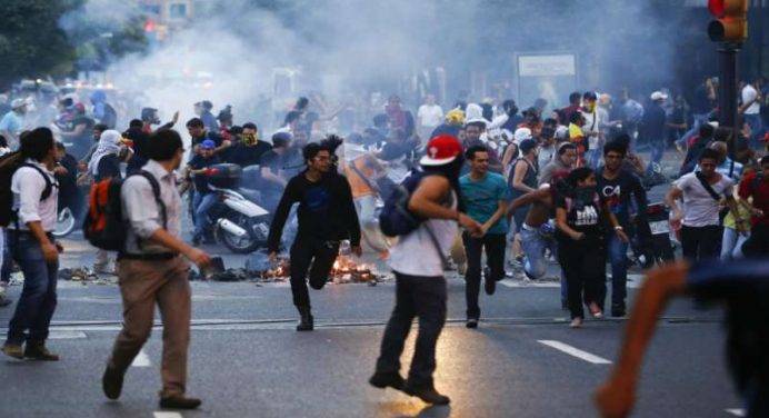 Manifestante di 14 anni ucciso in Venezuela durante le proteste contro il governo