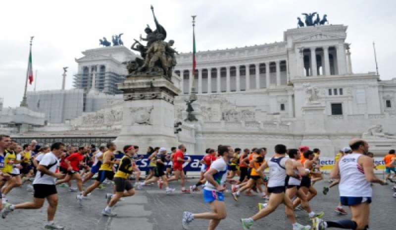Maratona di Roma, un artista italo filippino disegna la medaglia della XXI edizione