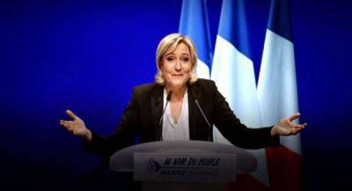 Marine Le Pen copia il discorso di Fillon, imbarazzo per la candidata all’Eliseo – Video