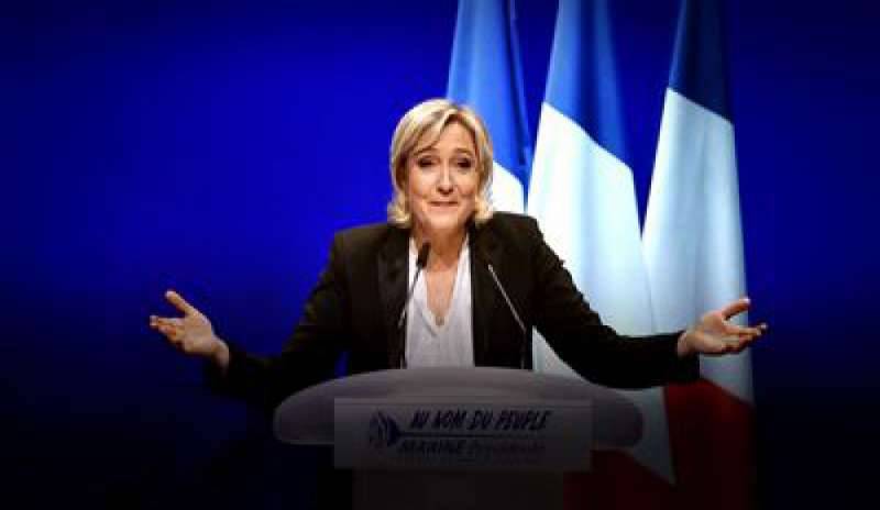 Marine Le Pen copia il discorso di Fillon, imbarazzo per la candidata all’Eliseo – Video