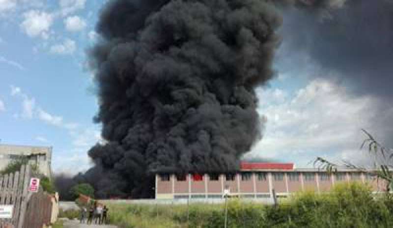 Maxi incendio a Pomezia: c’era amianto nel tetto dei capannoni della Ecox