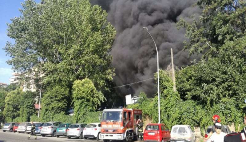Maxi-rogo in un autodemolitore di Via Battistini: evacuate tre palazzine