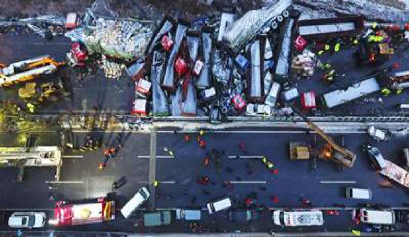 Maxi tamponamento in Cina, 56 veicoli coinvolti: 17 morti