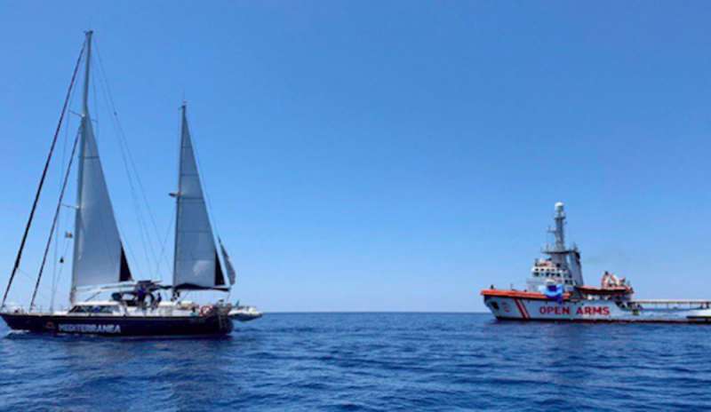 Mediterranea salva 54 persone e punta su Lampedusa