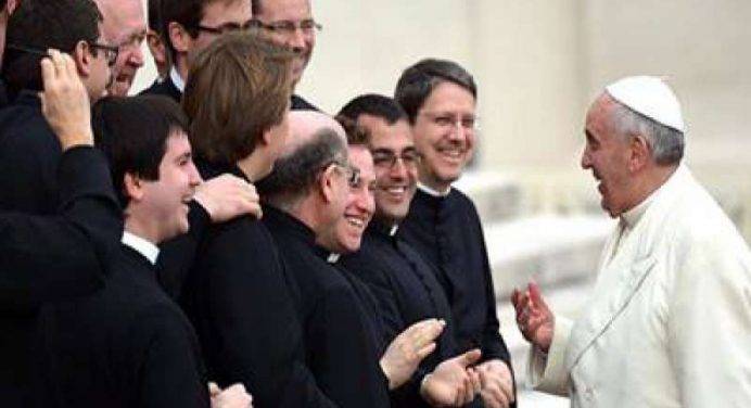 Messa a Santa Marta, il Papa ai sacerdoti: “Abbiate il coraggio della povertà”