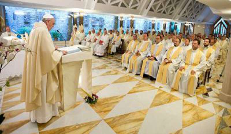 Messa a Santa Marta, il Papa: “Il vero pastore è sempre in cammino mosso dallo Spirito”