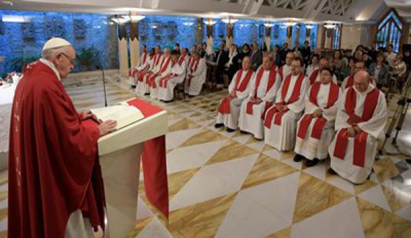 Messa a Santa Marta, il Papa: “La Croce è un mistero d’amore, no al masochismo spirituale”