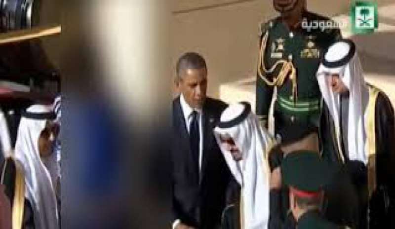 Michelle Obama sfida il velo in Arabia e la tv saudita la oscura