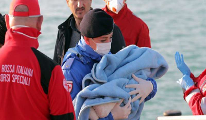 Migranti: 11 mila soccorsi in 48 ore. Recuperati 28 cadaveri nel Canale di Sicilia