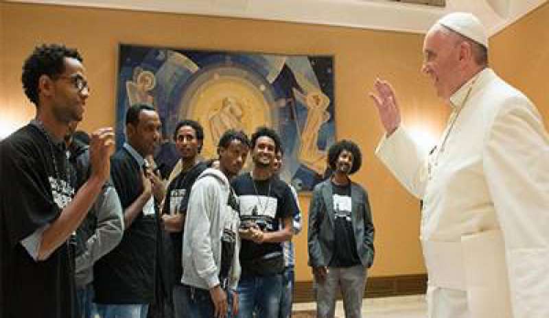 Migranti, Bergoglio: “Accogliere, proteggere, promuovere, integrare”