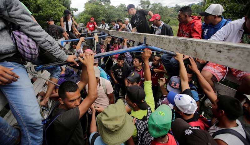 Migranti honduregni forzano il confine: è caos