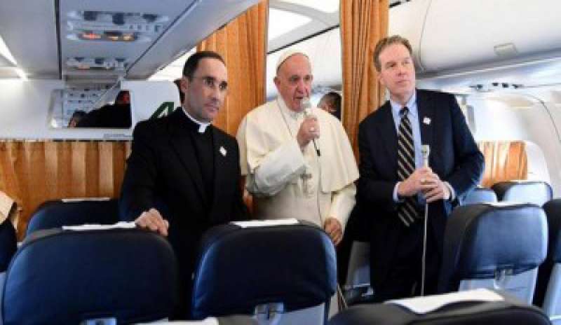 Migranti, il Papa: “Accogliere senza paure ma con prudenza”