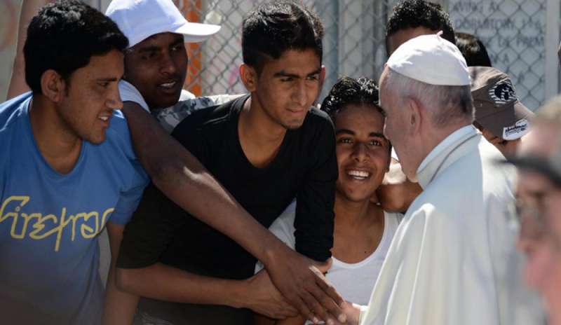 Migranti, il Papa: “L’Ue si impegni ad aiutarli, ma rispettino le leggi”