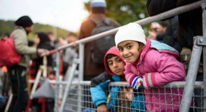 Migranti, l’allarme dell’Unicef: “Centinaia di minorenni attraversano da soli le frontiere del sud-est d’Europa”