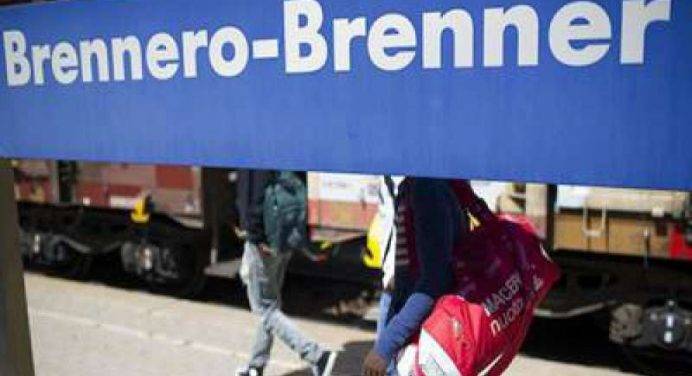 Migranti, l’Austria rilancia: “Se gli ingressi aumentano chiuderemo il Brennero”