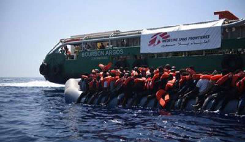 Migranti, l’Italia all’Ue: “Situazione insostenibile”, si valuta il blocco dei porti alle navi straniere