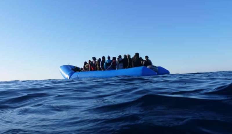 Marina Militare salva migranti in difficoltà