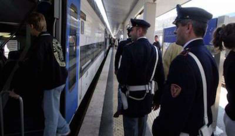 Milano, 16enne picchiata e violentata in treno da due uomini nordafricani