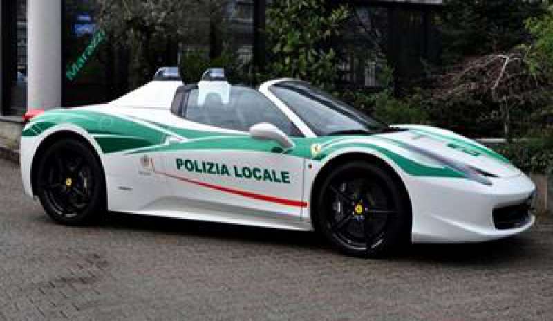 Milano, alla Polizia Municipale una Ferrari sequestrata alla mafia