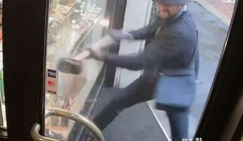 Milano, furto in 12 secondi: vetrina sfondata a colpi di mazza