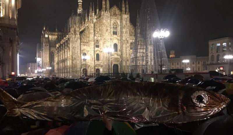 Milano, pioggia di Sardine a Piazza Duomo