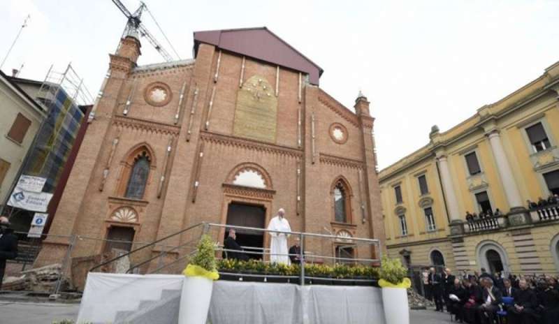 Mirandola, l’omaggio di Papa Francesco alle vittime del terremoto