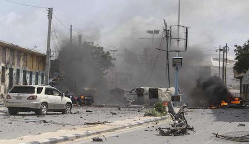 Mogadiscio: esplodono due autobombe, almeno 10 morti