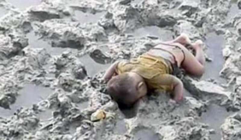 Mohammed come Aylan: la foto del bimbo Rohingya morto indigna il mondo