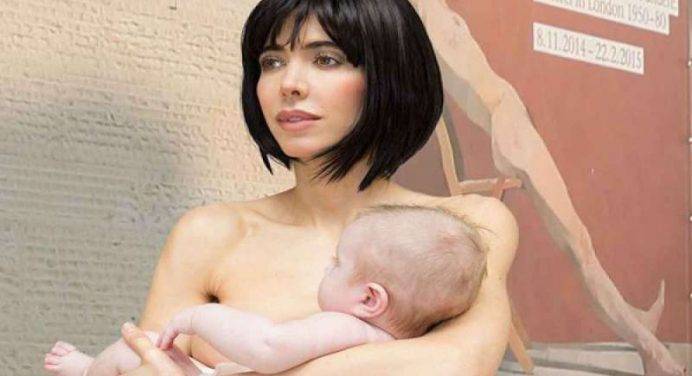 Moirè posa nuda per il museo con un neonato fra le braccia