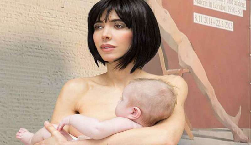 Moirè posa nuda per il museo con un neonato fra le braccia