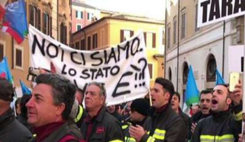 Montecitorio, i Vigili del fuoco in protesta davanti al Parlamento: “Noi, eroi sottopagati”