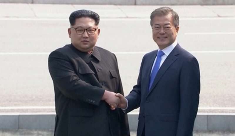 Moon incontra Kim: le Coree faccia a faccia