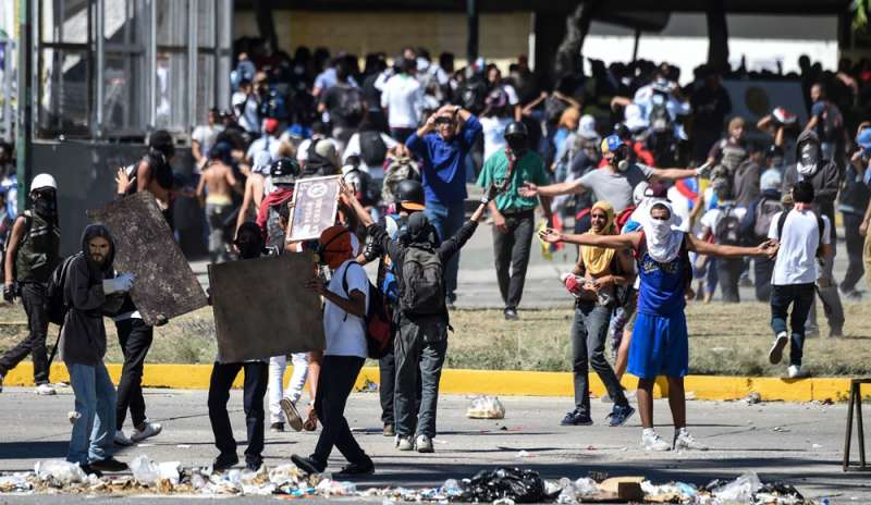 Morte Perez, scontri fra manifestanti e polizia: 4 feriti