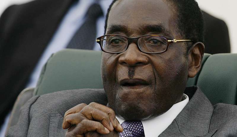 Mugabe ricoperto d'oro mentre il suo popolo soffre